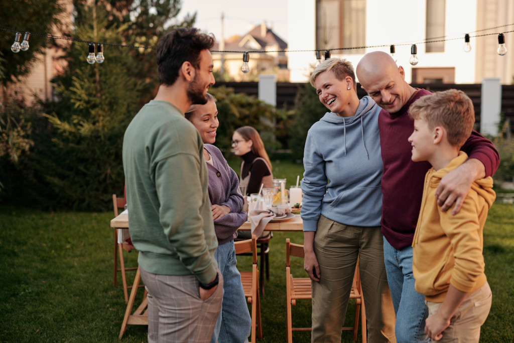 Imagen con personas charlando