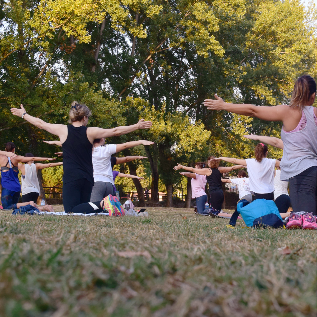 Gente haciendo yoga en el parque